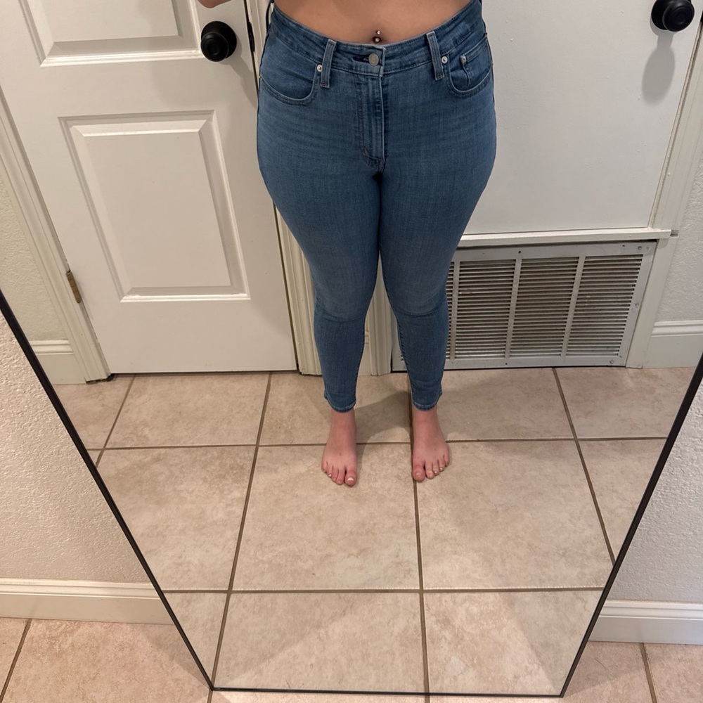 Levi's 721 High-Rise Skinny Jeans in Medium Blue Wash